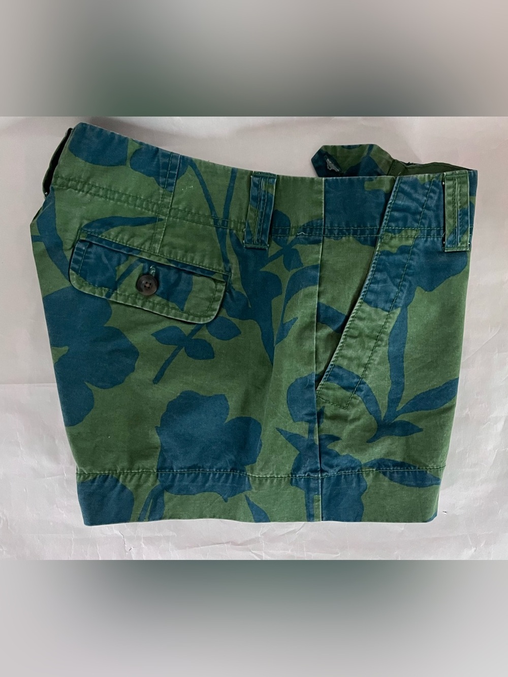 Old Navy Green Safari / Burmuda Shorts with Blue Floral Print Size 4 Low Rise - Picture 2 of 10